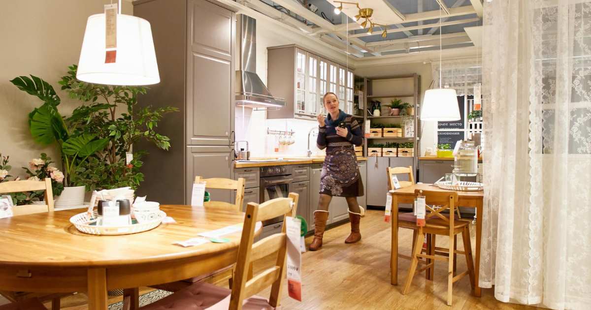 Una persona en Armarios en Ikea
