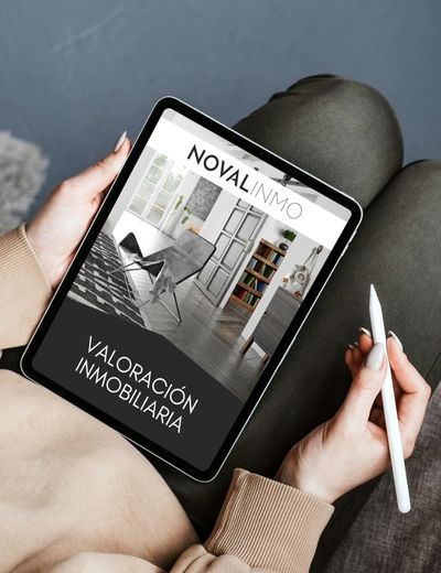 Mujer leyendo una valoración inmobiliaria de novalinmo en una tablet para conseguir vender su casa por un 9% más.